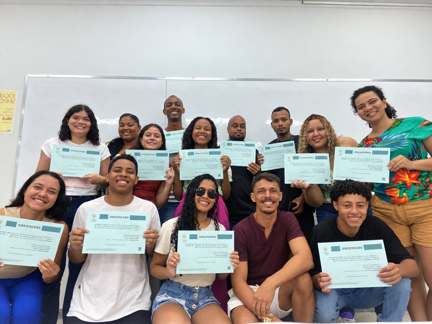 Nii Castro com uma turma do projeto de extensão, segurando certificados